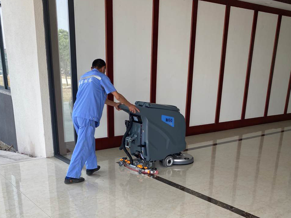 全自動洗地機的使用與管理