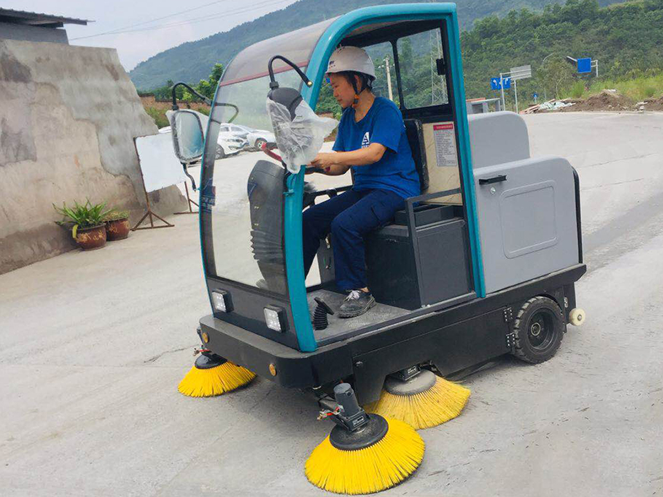 電動駕駛式掃地機