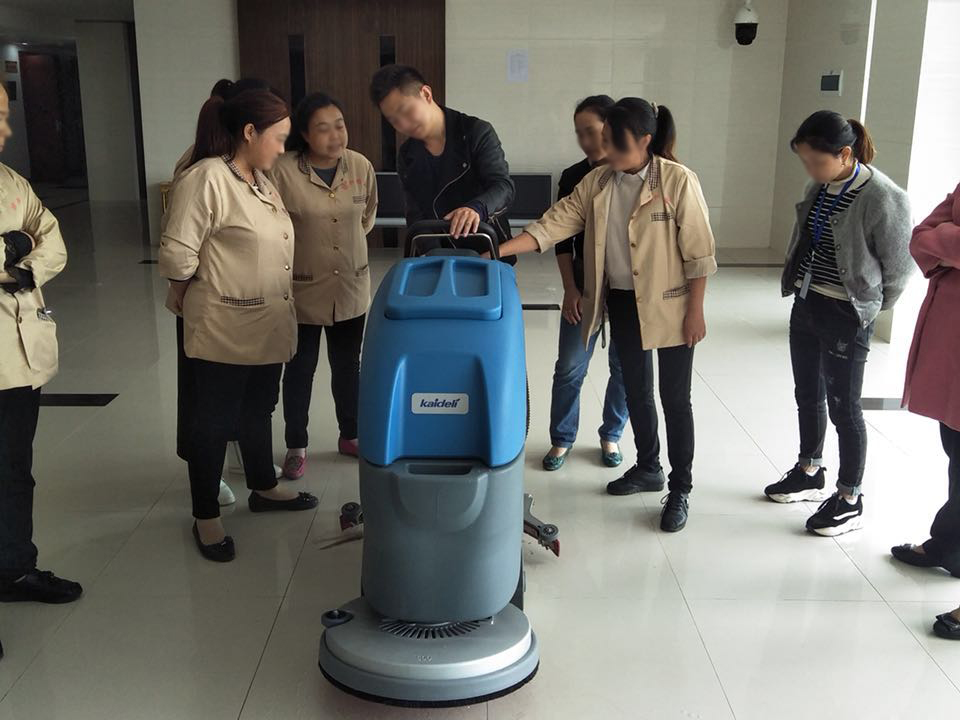 手推式洗地機與駕駛式洗地機的區別