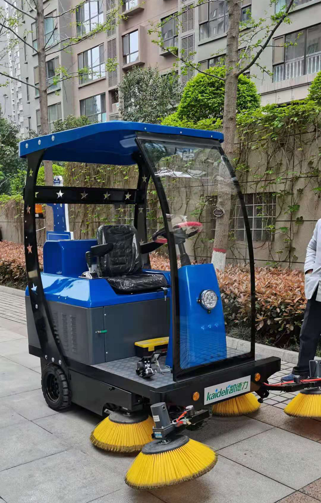 采購電動(dòng)駕駛式掃地機(jī)選擇高樂美