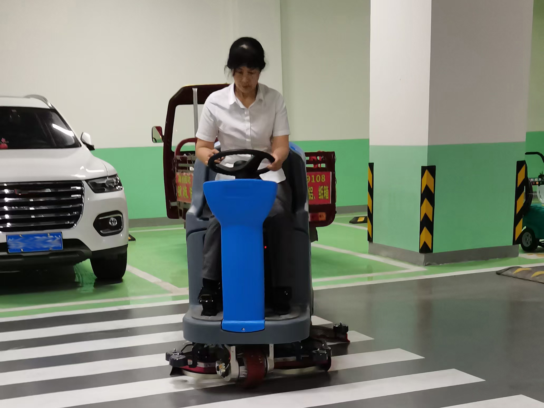 寫(xiě)字樓停車場(chǎng)采購(gòu)全自動(dòng)洗地機(jī)選擇了西安高樂(lè)美